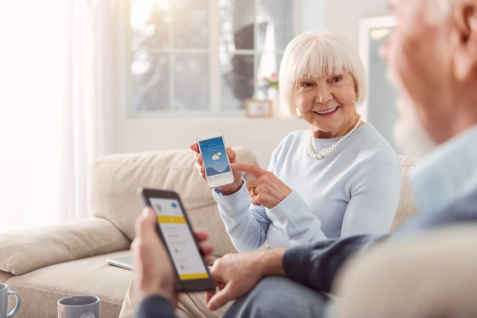 Older adults sharing phone apps experience
